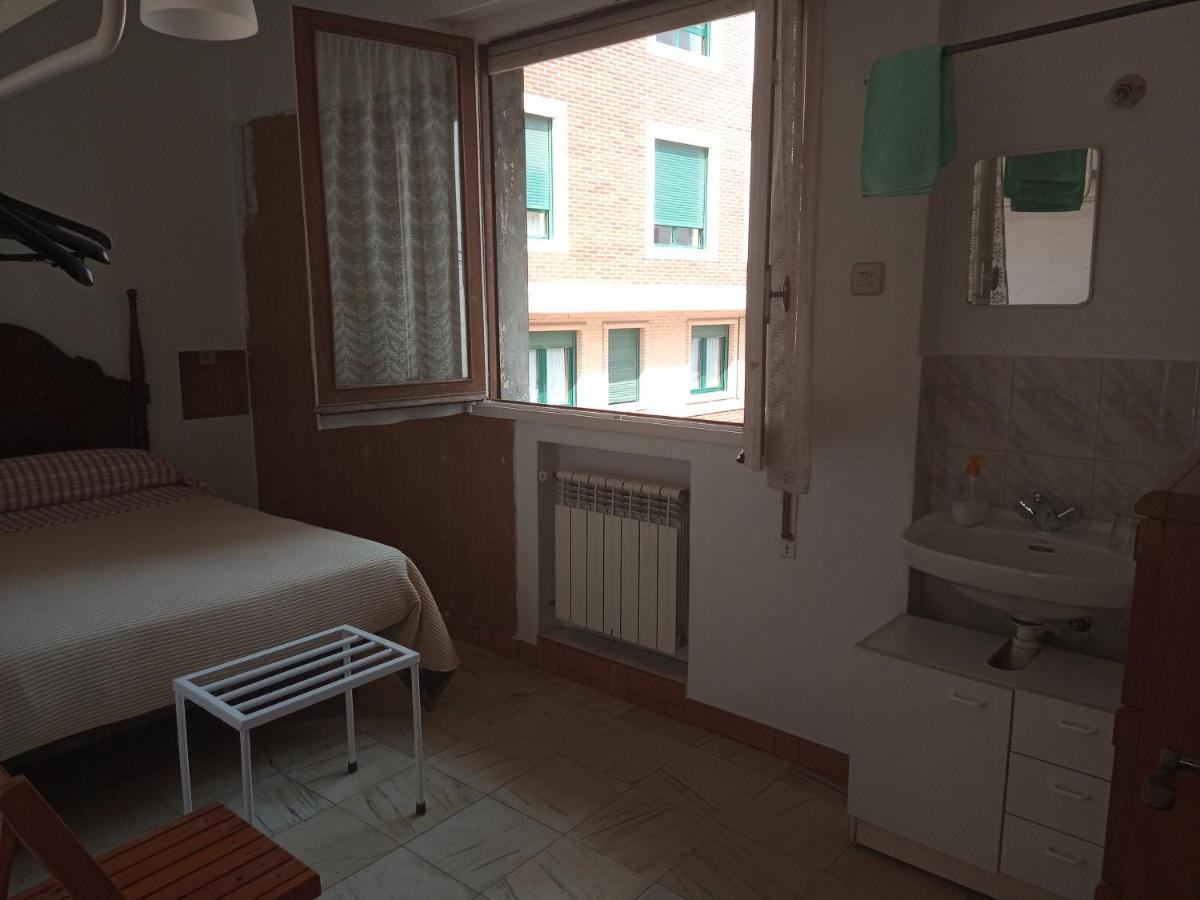 Pension Los Pinos Хихон Екстериор снимка